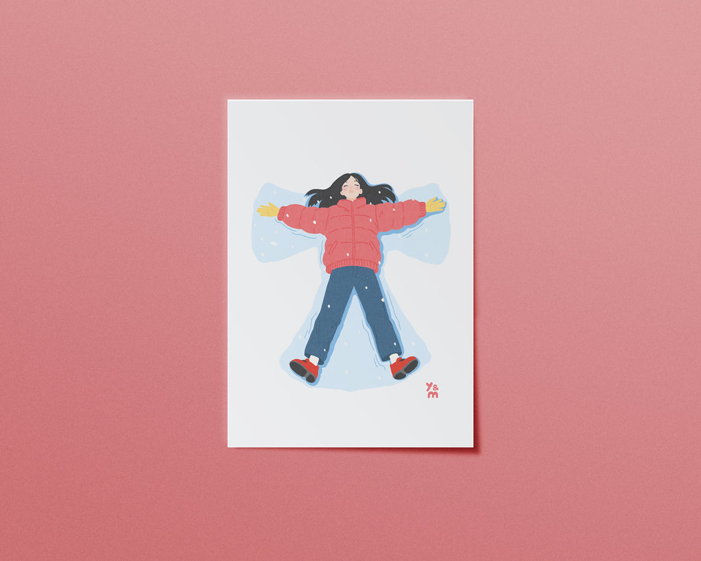 Affiche japonaise hiver Snow Angel – jeune fille en doudoune rouge faisant un ange dans la neige