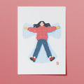 Affiche japonaise hiver Snow Angel – jeune fille en doudoune rouge faisant un ange dans la neige