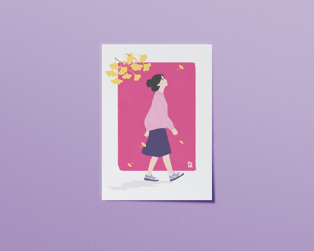 Affiche japonaise automne Ginkgo Walk – fille marchant sous une branche de ginkgo dorée, fond fuchsia
