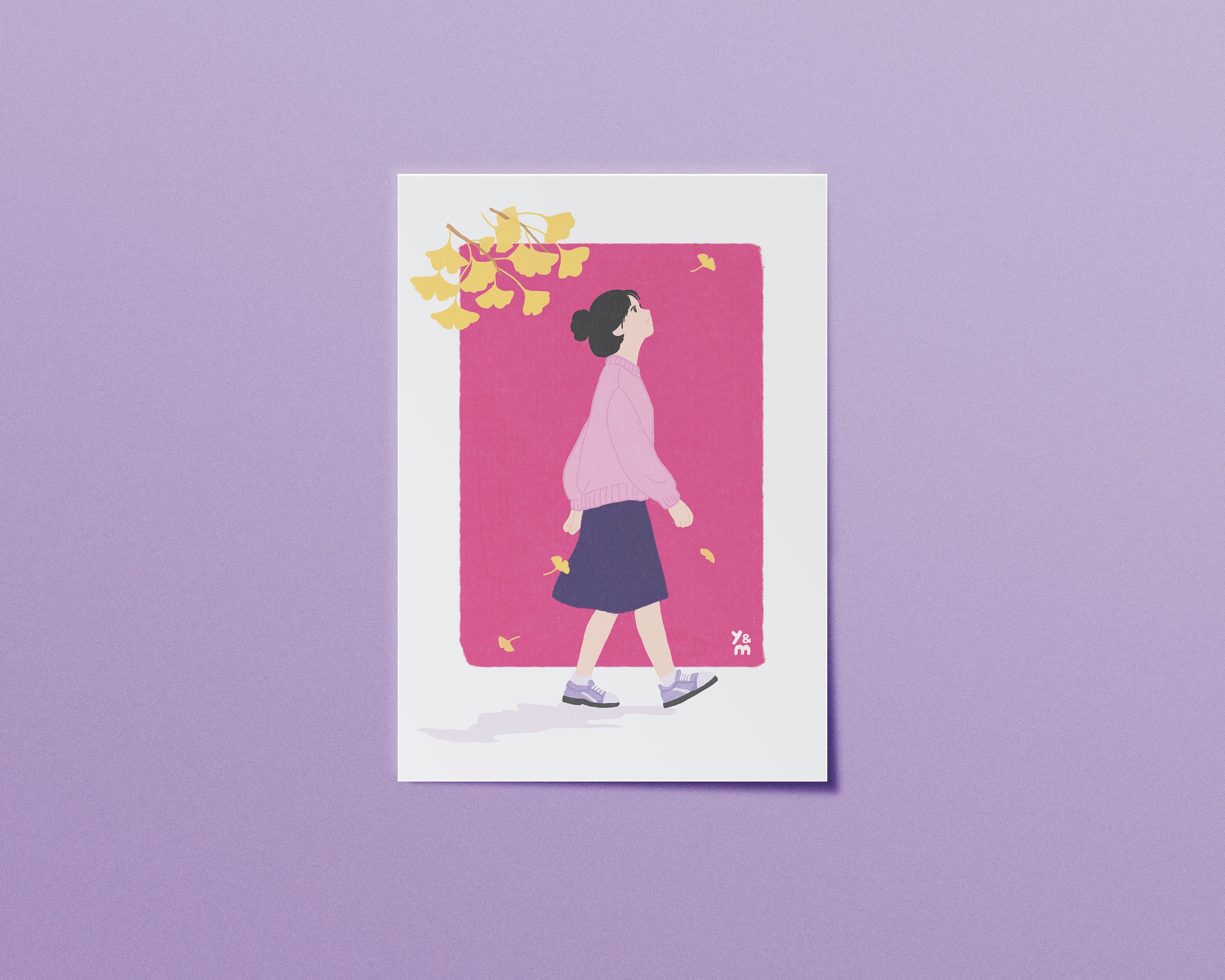 Affiche japonaise automne Ginkgo Walk – fille marchant sous une branche de ginkgo dorée, fond fuchsia