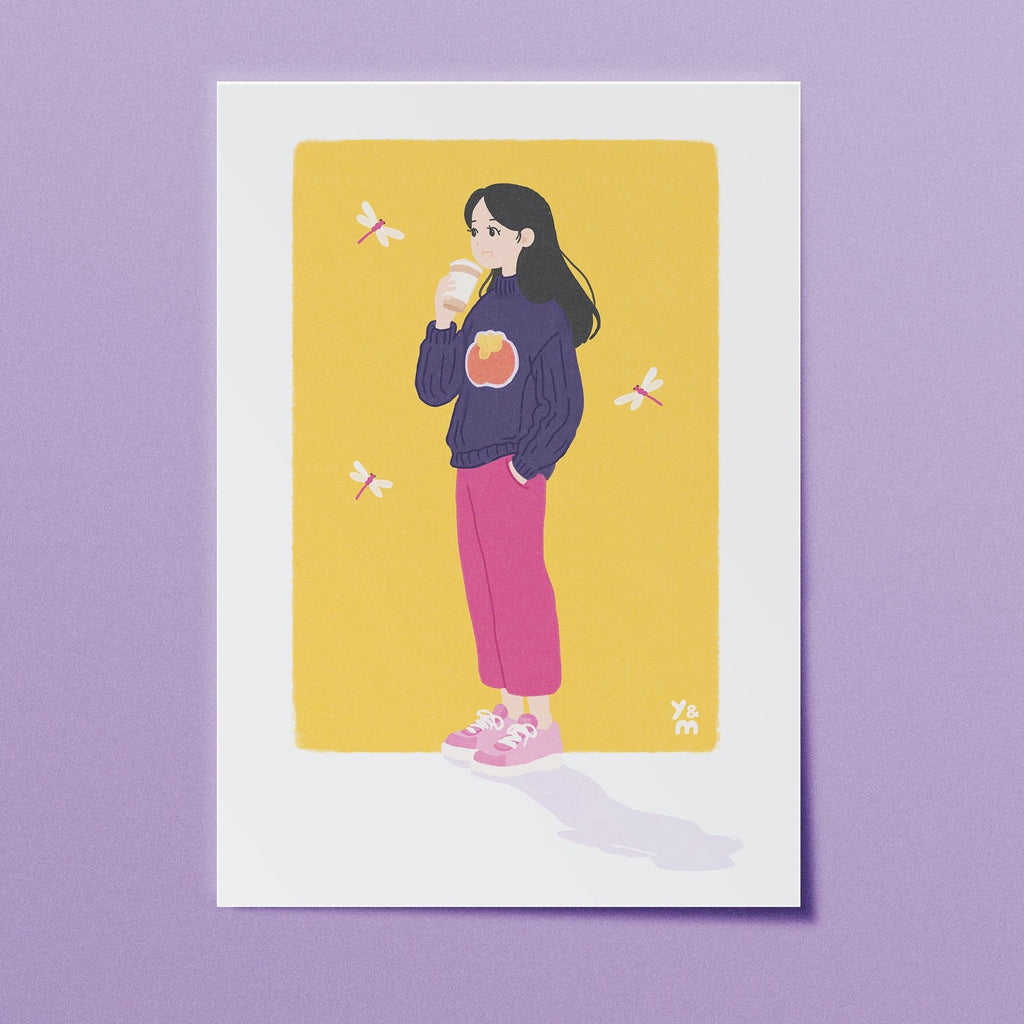 Affiche japonaise automne Latte and Dragonflies – fille buvant un latte entourée de libellules rouges, fond jaune moutarde