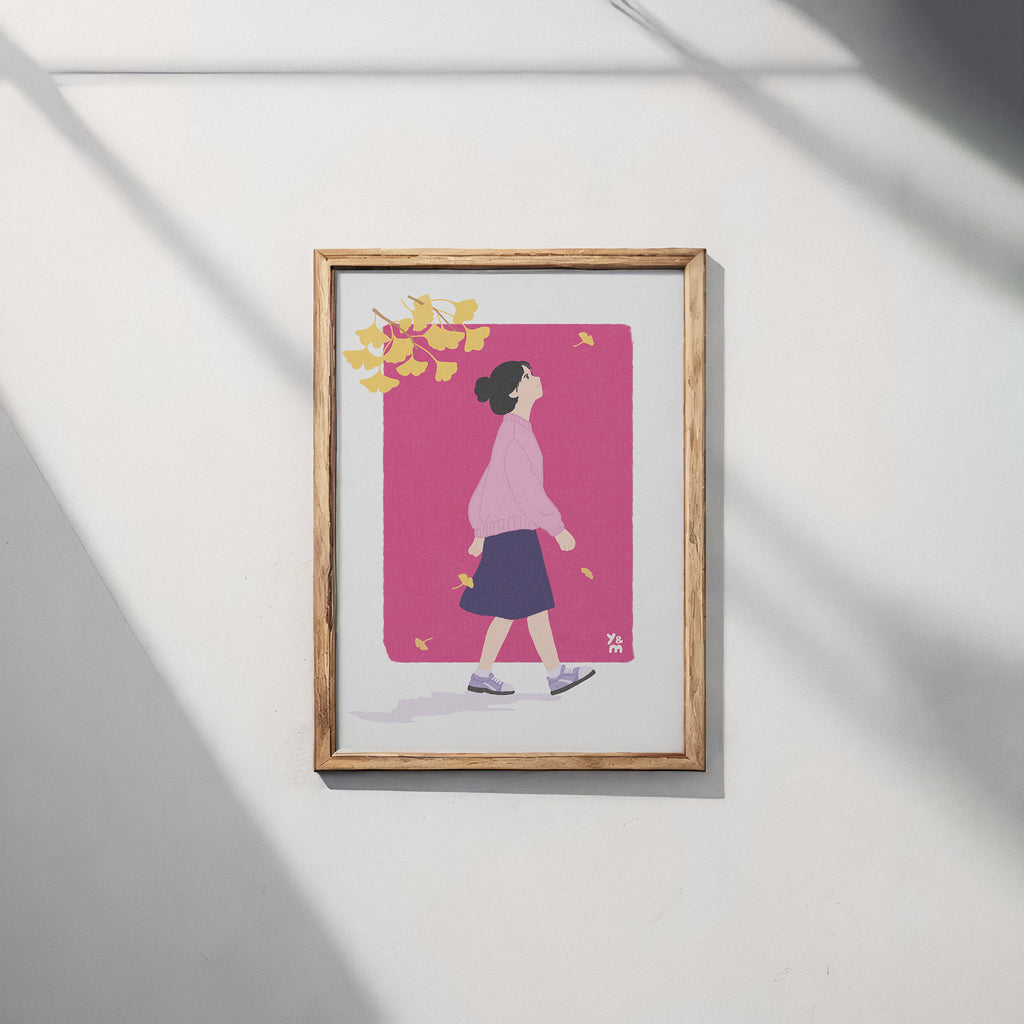 Affiche Ginkgo Walk encadrée sur mur clair – décoration murale japonaise automne