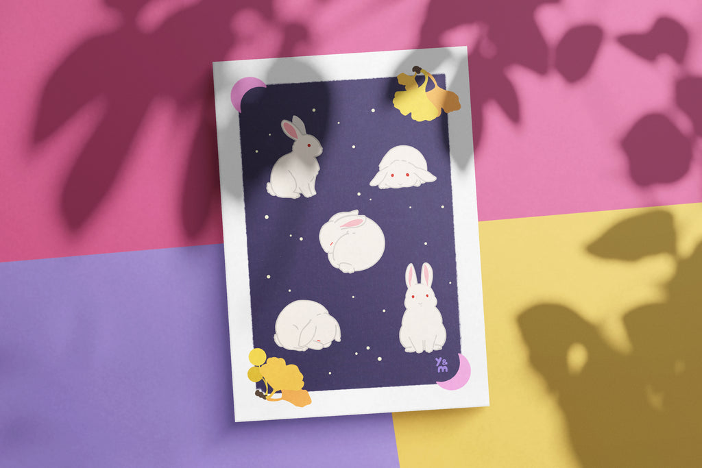Affiche Counting Rabbits posée sur fond coloré – illustration japonaise nuit, lapins et ginkgo