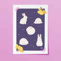 Affiche japonaise automne Counting Rabbits – cinq lapins blancs sur ciel indigo étoilé, croissants de lune et ginkgo