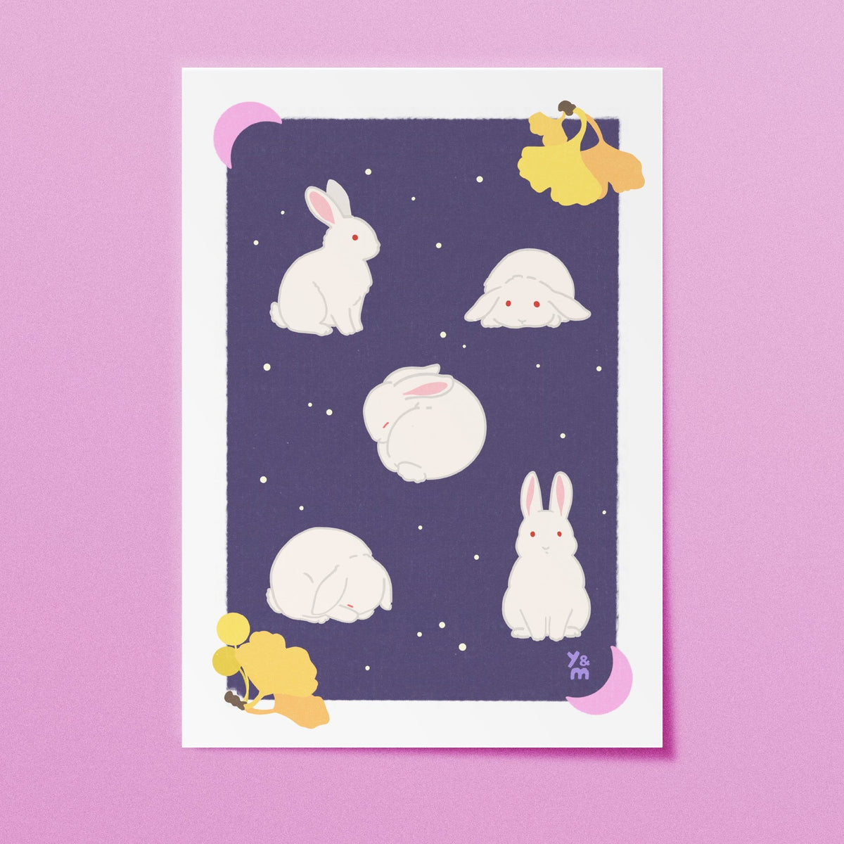Affiche japonaise automne Counting Rabbits – cinq lapins blancs sur ciel indigo étoilé, croissants de lune et ginkgo