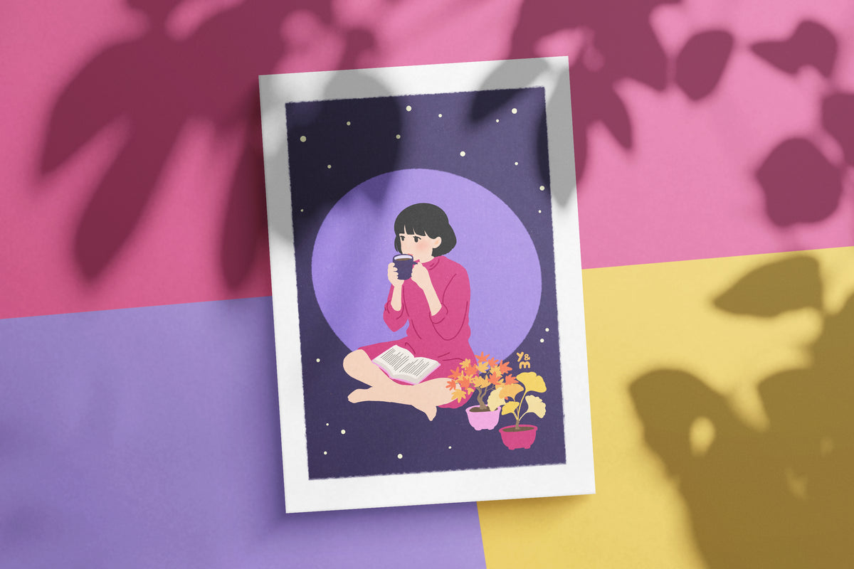 Affiche Hojicha by Night posée sur fond coloré – illustration japonaise nuit, lecture et thé