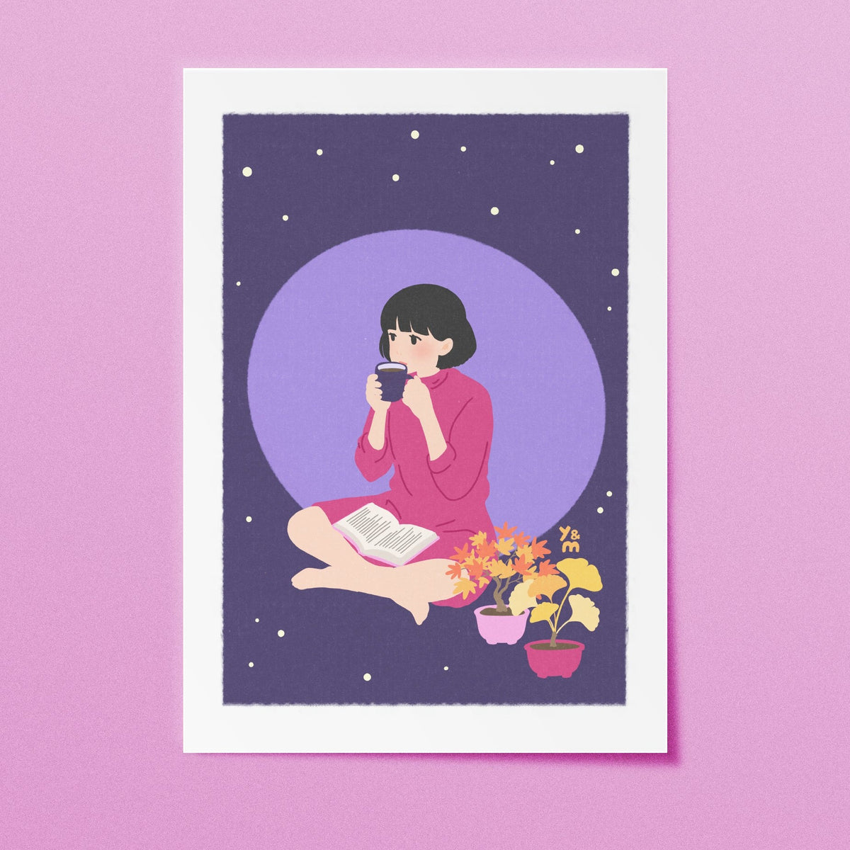 Affiche japonaise automne Hojicha by Night – jeune fille lisant avec une tasse de thé devant un grand disque de lune