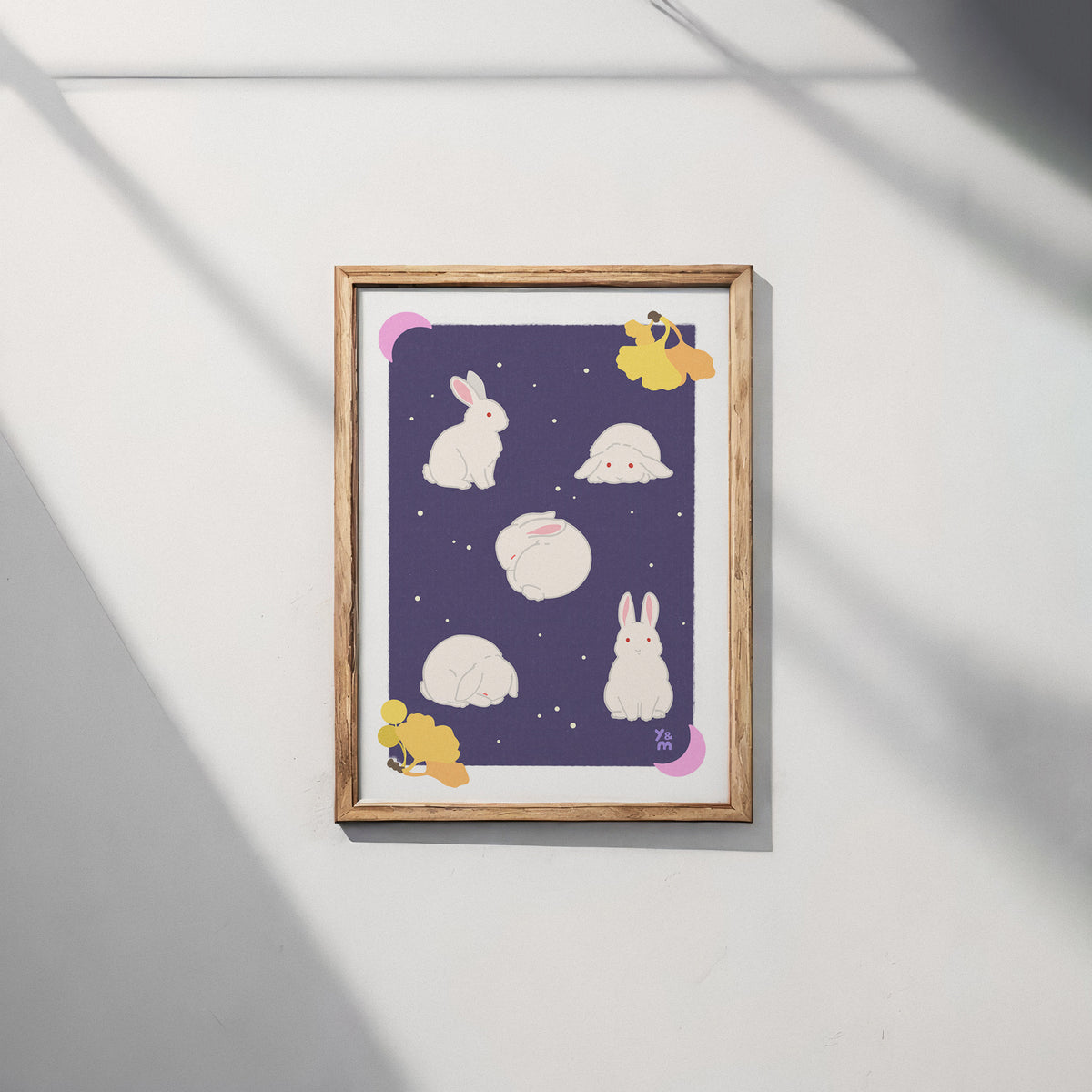 Affiche Counting Rabbits encadrée sur mur clair – décoration murale japonaise lapins et lune