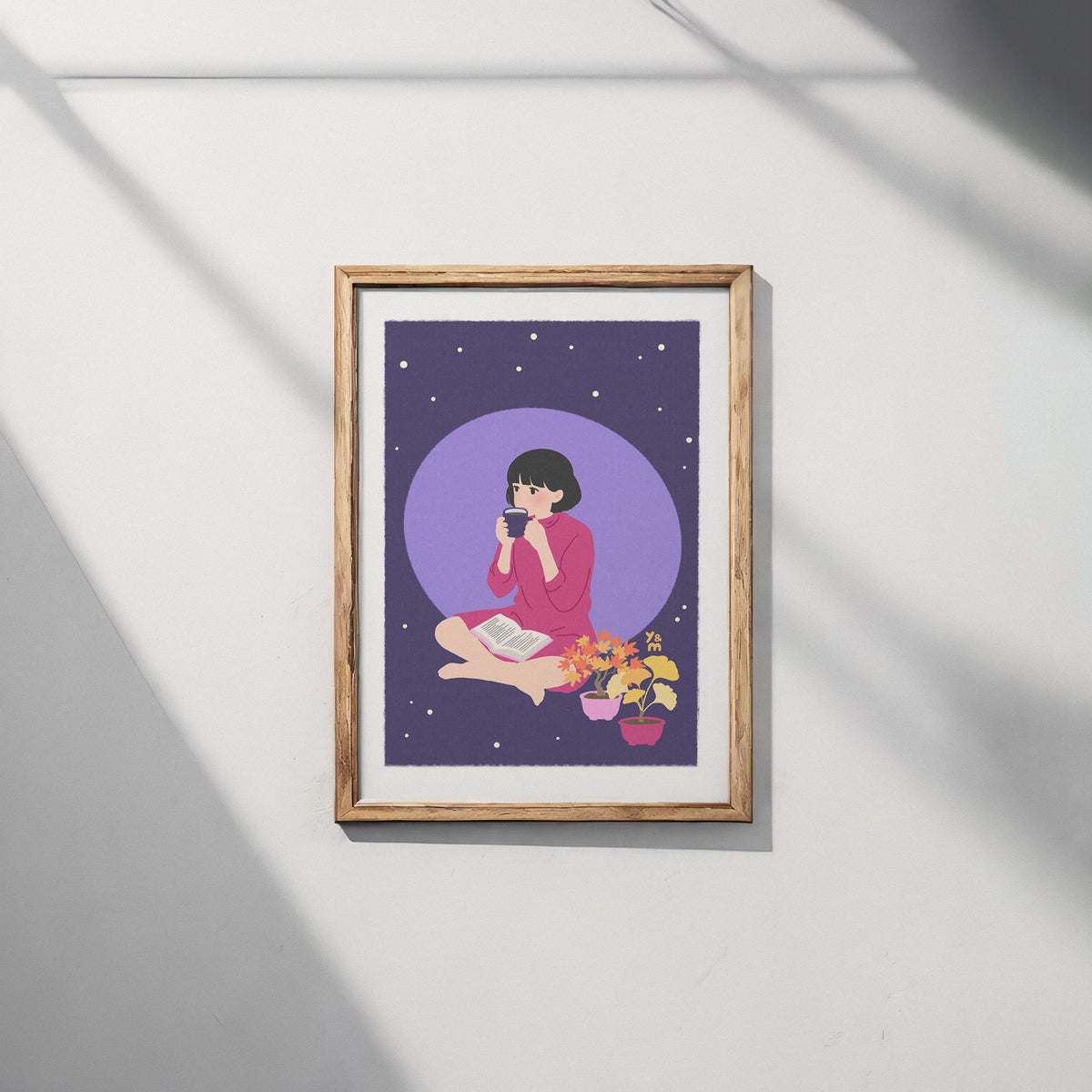 Affiche Hojicha by Night encadrée sur mur clair – décoration murale japonaise thé et lune