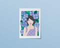 Affiche japonaise Hydrangea Dream – portrait de fille entourée d’hortensias bleus et mauves