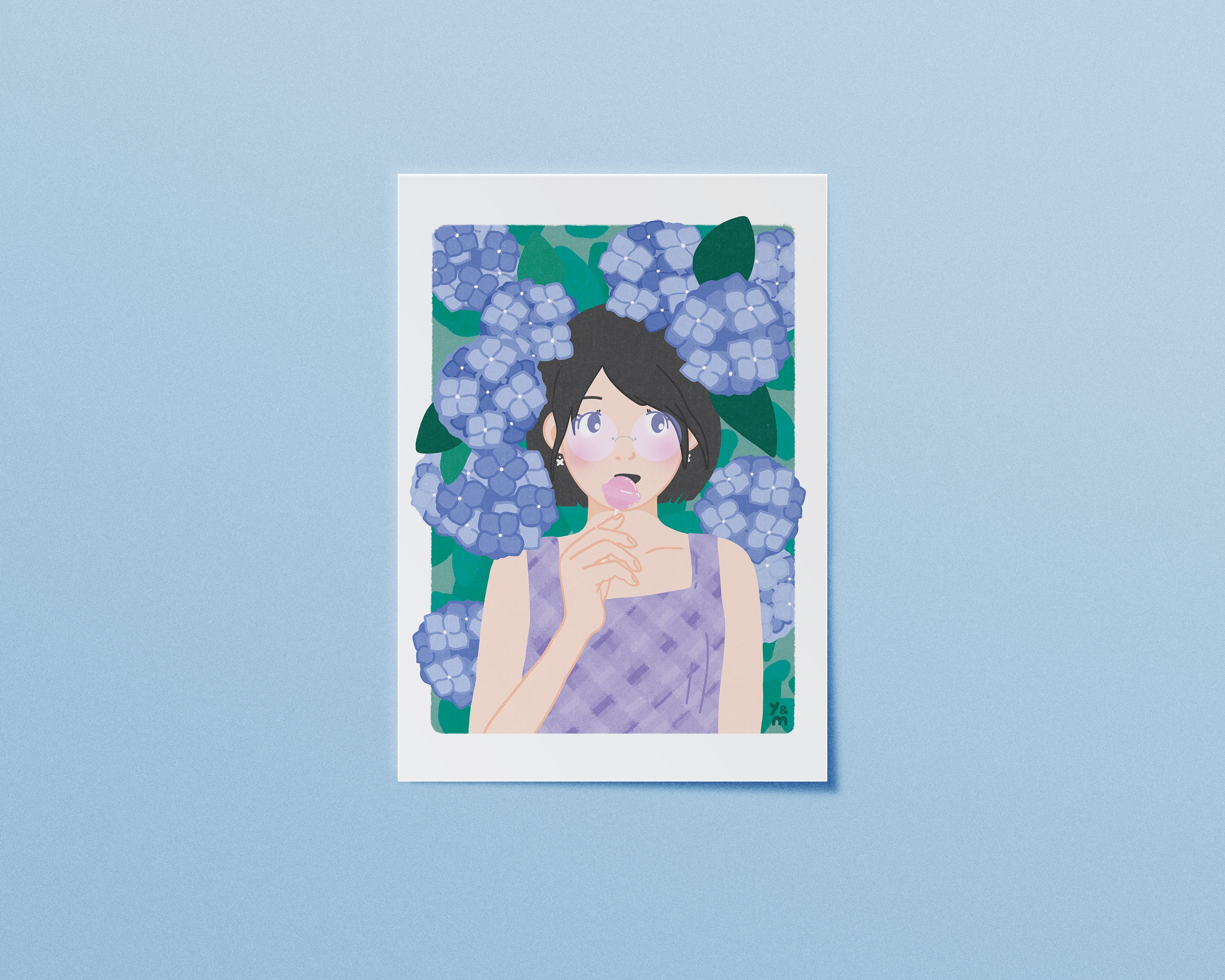 Affiche japonaise Hydrangea Dream – portrait de fille entourée d’hortensias bleus et mauves