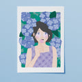 Affiche japonaise Hydrangea Dream – portrait de fille entourée d’hortensias bleus et mauves