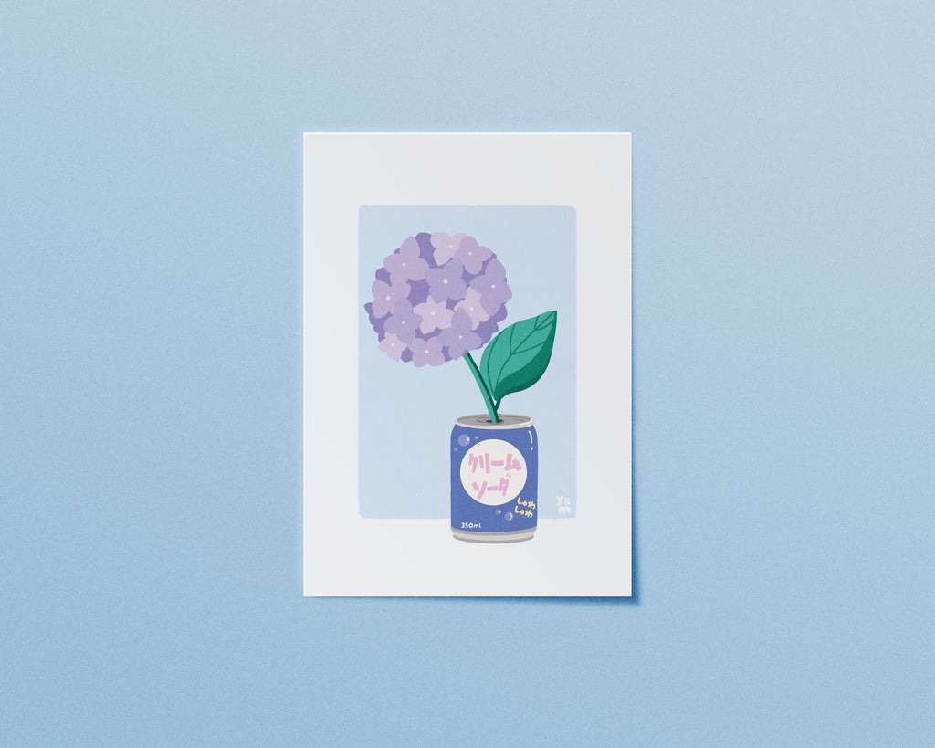 Affiche japonaise Ramune Bloom – hortensia mauve dans une canette de soda japonais, illustration kawaii