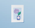 Affiche japonaise Ramune Bloom – hortensia mauve dans une canette de soda japonais, illustration kawaii