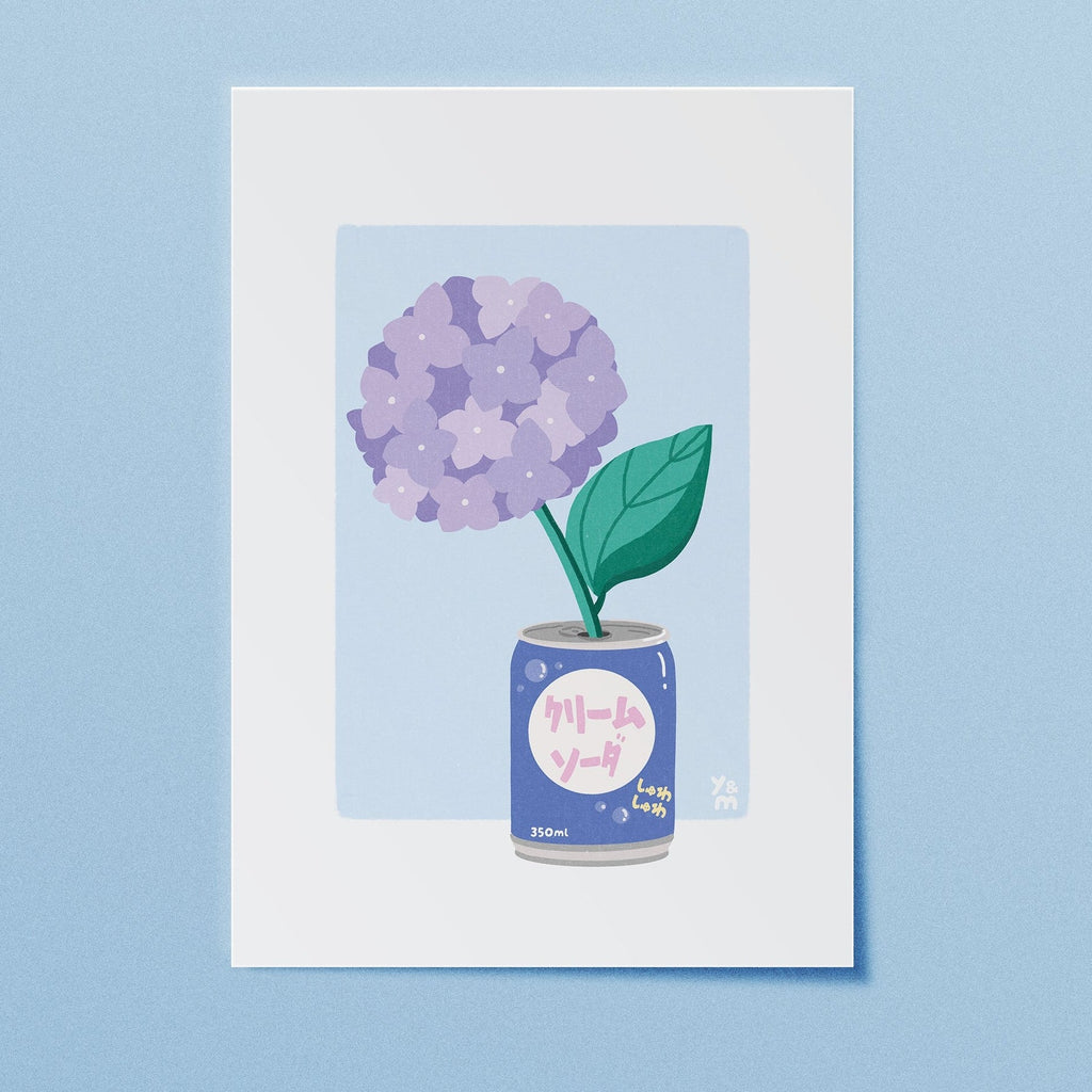 Affiche japonaise Ramune Bloom – hortensia mauve dans une canette de soda japonais, illustration kawaii