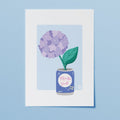 Affiche japonaise Ramune Bloom – hortensia mauve dans une canette de soda japonais, illustration kawaii