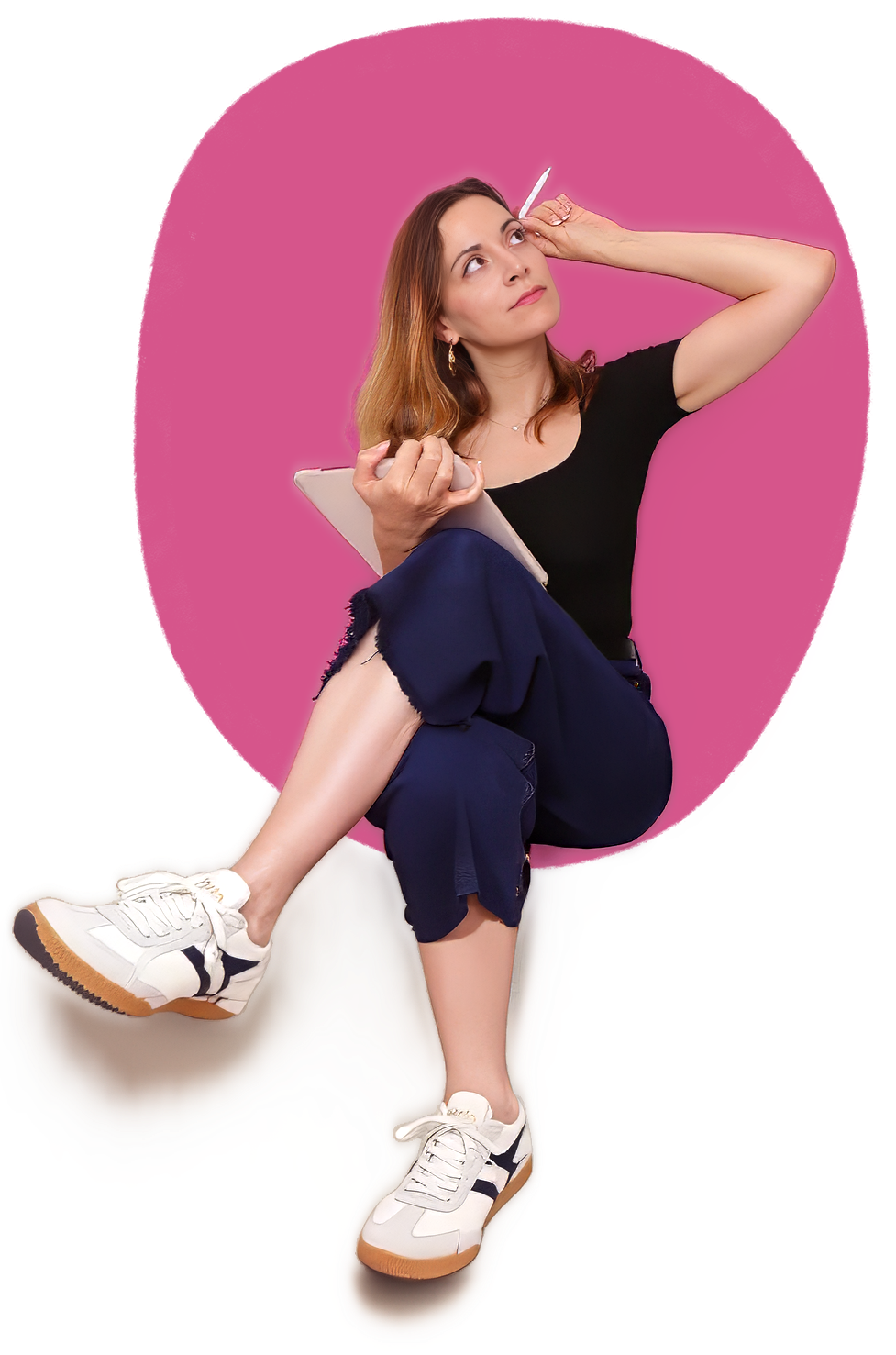 Portrait de Laura, illustratrice de Yuzu and Mikan, assise avec sa tablette de dessin sur fond rose